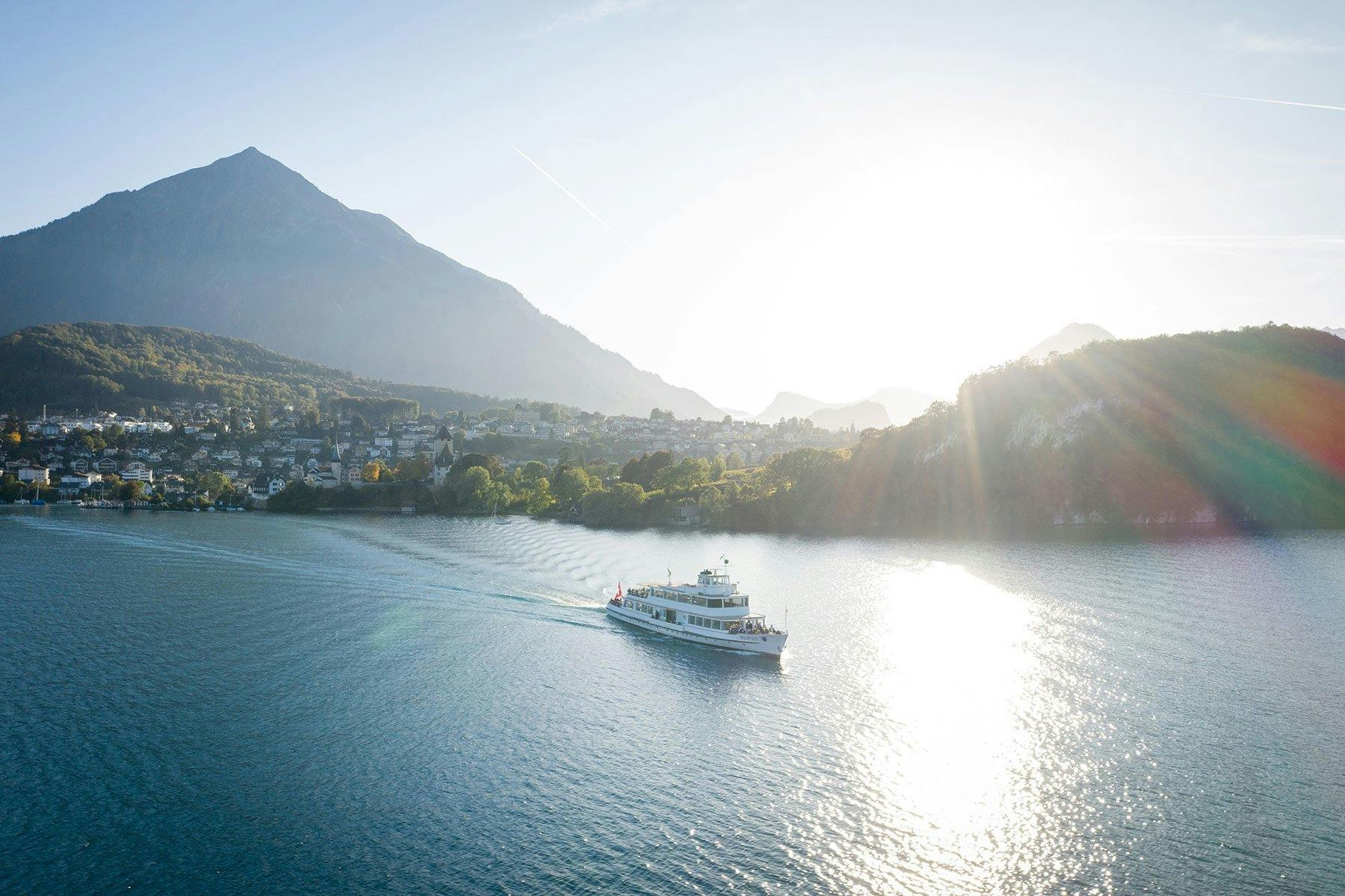 Schifffahrt in Richtung Sonnenuntergang und zurück nach Thun.
