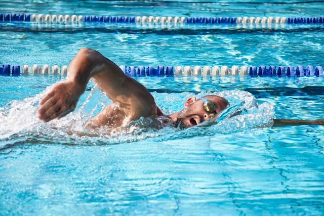Les piscines intérieure et extérieure sont chauffées et ouvertes toute l'année.