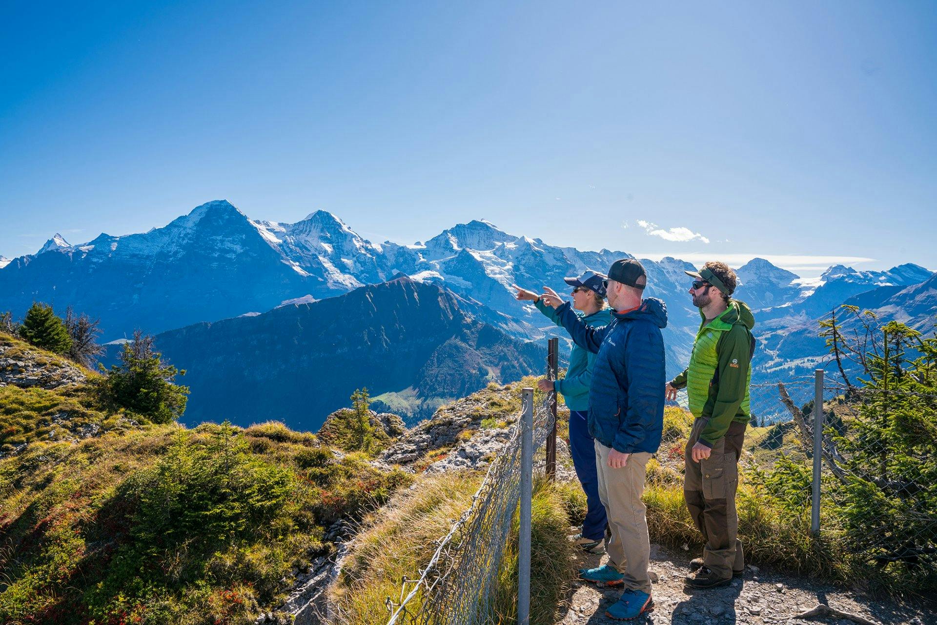 Naomi, Chris und Stephan bestaunen die Aussicht auf das Dreigestirn mit Eiger Mönch und Jungfrau.