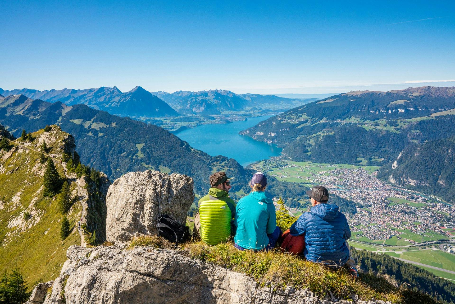 Wohlverdiente Stärkung mit Blick auf Interlaken und den Thunersee.