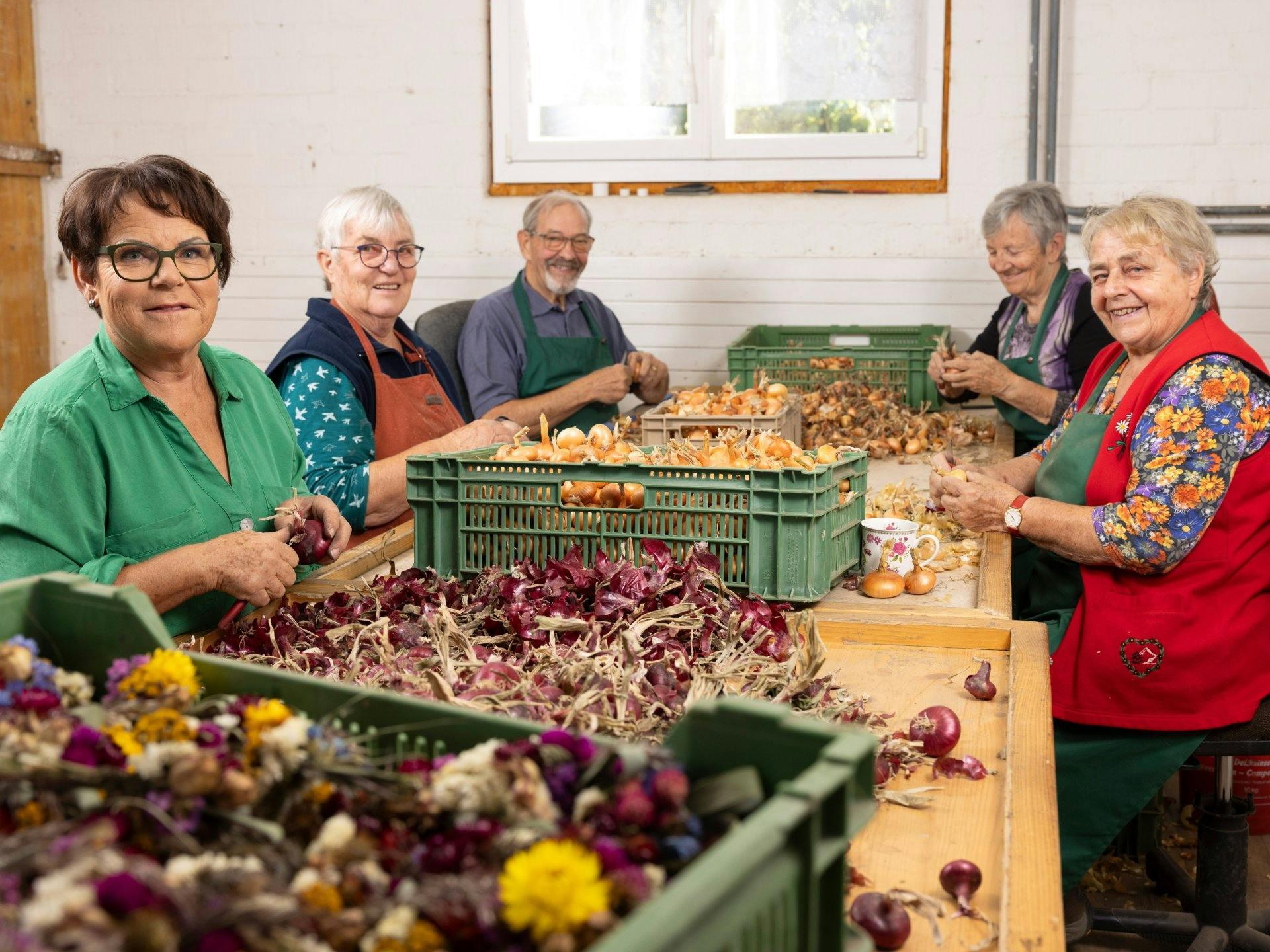 Geschick, Fleiss und Erfahrung beim Zwiebelrüsten: Barbara Marti und ihr Team.