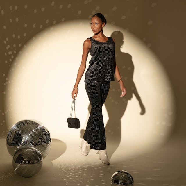 Rayonner grâce aux détails scintillants: pantalon Elena, 29,95 francs et Haut Emma, 24,95 francs.