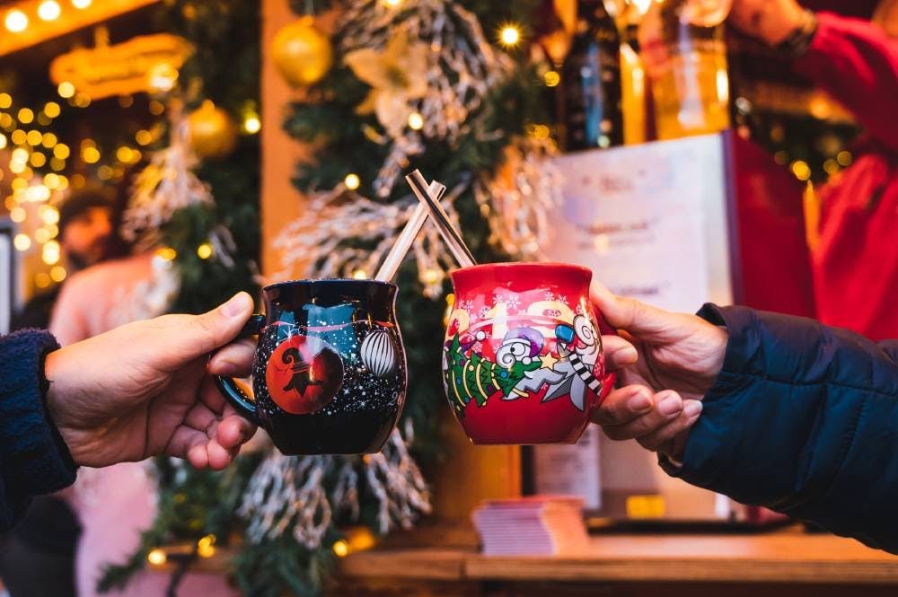 La délicieuse odeur de vin chaud qui flotte dans l'air mène inévitablement au marché de Noël.