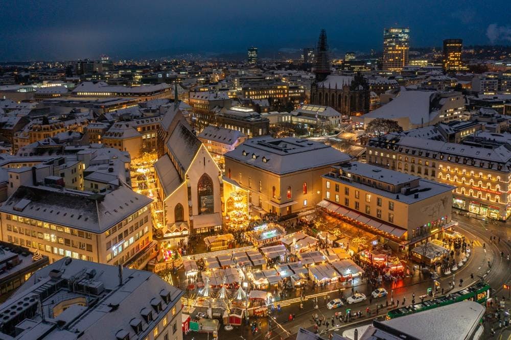 Le marché de Noël de Bâle avec ses lumières scintillantes et ses stands magnifiquement décorés.