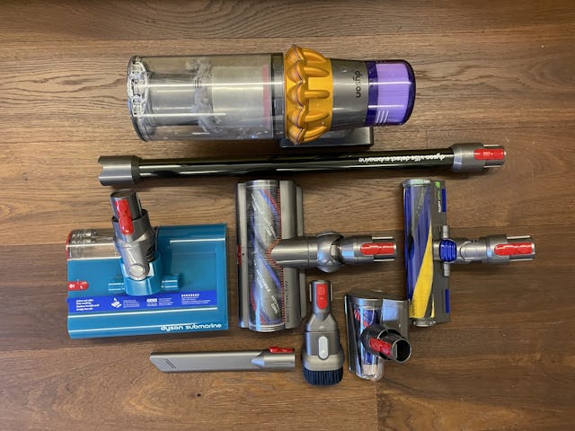 Der Dyson V15s Detect Submarine wird mit fünf Trockensauger- und einem Nasswischer-Aufsatz geliefert.