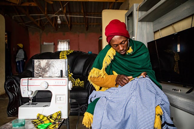 Zandile est devenu tailleur, grâce au programme YEET de SOS Villages d'Enfants.