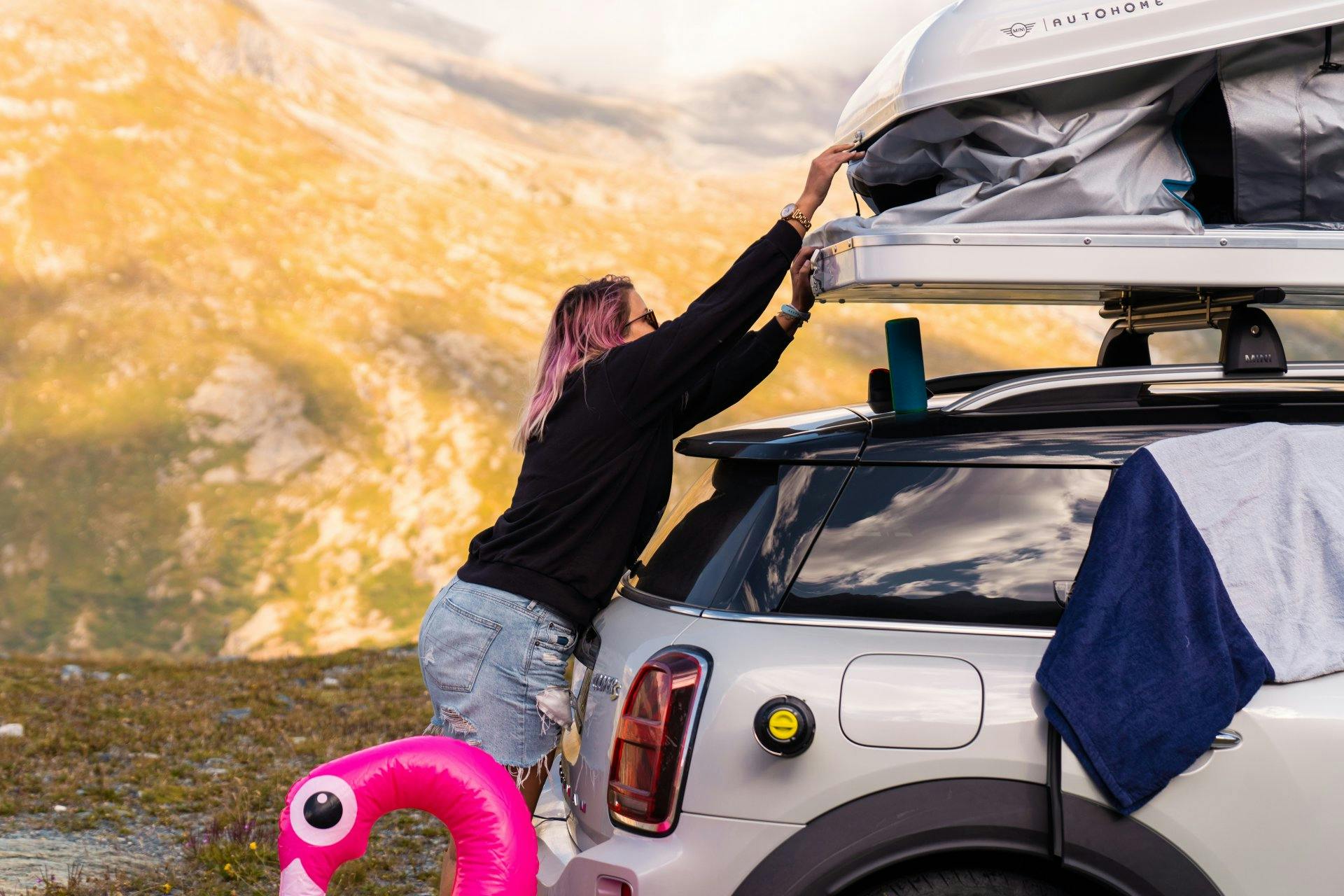 Mike n'est pas d'une grande aide. Bien qu'il ait promis de me soutenir dans mon aventure, il préfère la chaise de camping et me laisse installer notre camp pour la nuit. Heureusement, l'équipement est facile à manipuler. La tente de toit s'ouvre sans problème et il suffit de la pousser un peu plus haut. La tente se dresse.