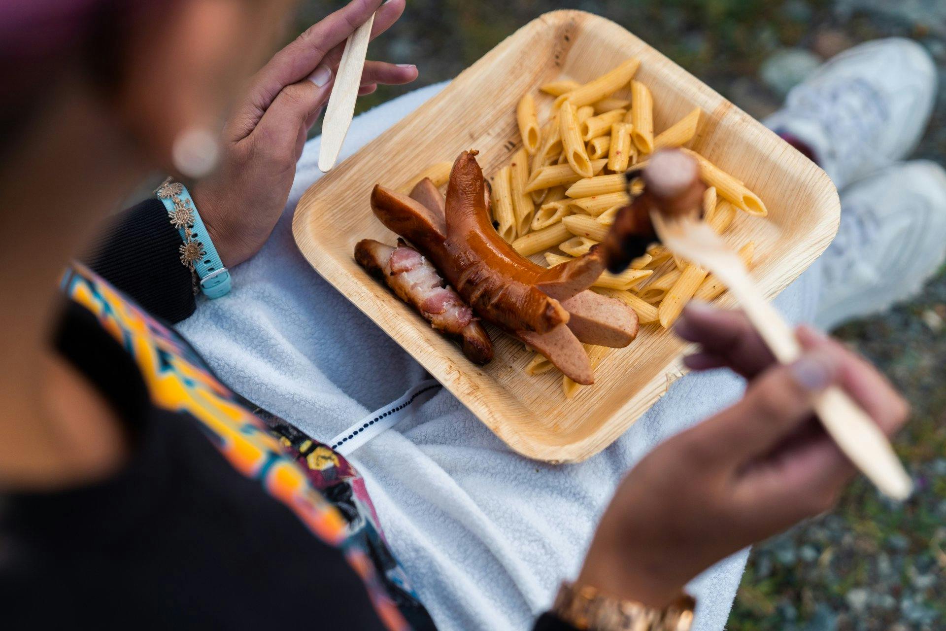 J'ai apporté une glacière et Mike a préparé une salade de pâtes. Grâce à la glacière, la nourriture a résisté à la journée la plus chaude de l'été 2020 (Sion, 36 degrés). En outre, il y a des cervelas à griller et – très important – des boissons fraîches.