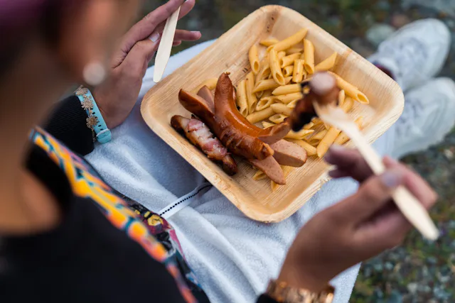Ich habe eine Kühlbox organisiert und Mike hat einen Pastasalat vorbereitet. Dank der Kühlbox trotzte das mitgebrachte Essen dem heissesten Tag des Sommers 2020 (Sitten, 36 Grad). Dazu gibt es Cervelats vom Grill und – besonders wichtig – kalte Getränke.