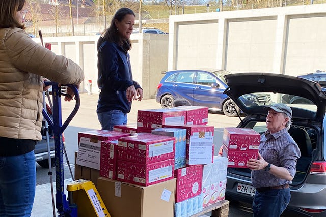 La maggior parte delle merci arriva nelle mani di chi ne ha bisogno tramite le associazioni caritatevoli che, in questo caso, hanno organizzato una campagna di distribuzione. Rolf Eisenegger, presidente dell’organizzazione di aiuto tra vicini di casa Kreis 9 di Zurigo (a destra) carica sulla sua auto pacchi pesanti che alleggeriranno la vita di molte persone.