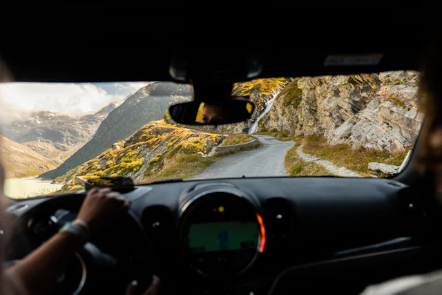 Der MINI fährt so ruhig – es ist fast, als würde man schweben. Das hat uns ein ganz neues, unbekanntes Fahrgefühl vermittelt. Besonders, weil wir uns so ganz genau auf die Landschaft und die abenteuerliche Strecke bis zur Staumauer konzentrieren konnten. An dieser Stelle wurden wir tatsächlich etwas nervös, denn das Navi lotste uns durch ein Fahrverbot und einen langen Tunnel. Wir hatten glücklicherweise eine Sonderbewilligung. An dieser Stelle: Merci MINI Schweiz!