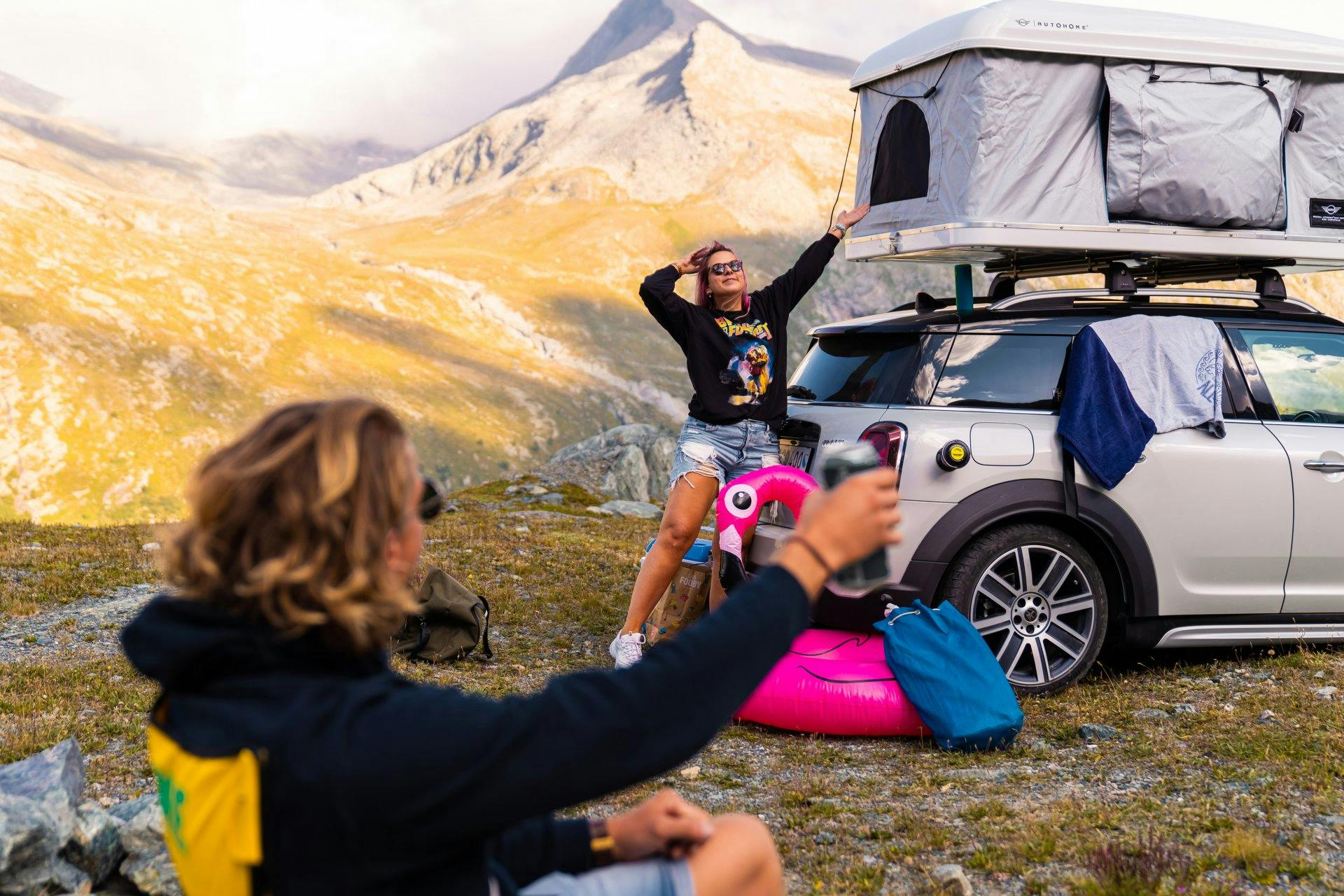 Nous y voilà. Nous remontons sans problème le sentier de randonnée escarpé en voiture et rejoignons notre relais. Un plateau au-dessus du lac, dans un paysage aride avec une vue fantastique. Seul bémol: j'ai gonflé mon flamant rose pour rien, le lac est trop éloigné.