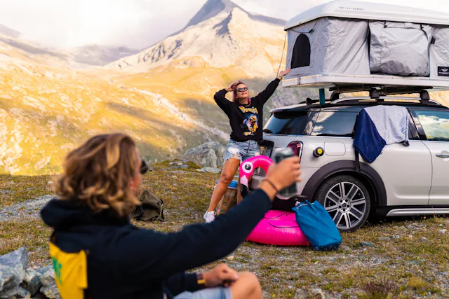 Es geht weiter. Problemlos fahren wir im Auto den steilen Wanderweg hoch und erreichen unseren Standplatz. Ein Plateau oberhalb des Stausees in karger Landschaft mit fantastischer Aussicht. Einziger Wermutstropfen: Den Flamingo habe ich umsonst aufgeblasen: Der See ist zu weit weg.