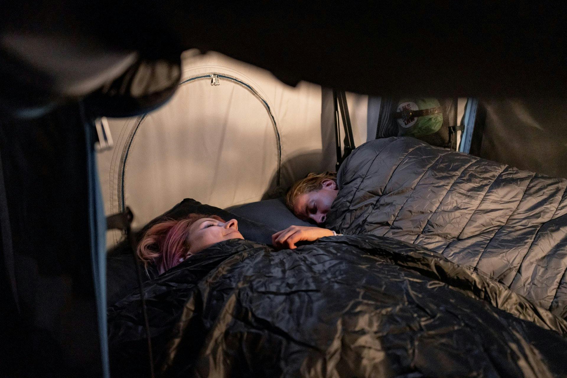 Nous sommes fatigués et nous prenons le chemin du lit… Si on peut qualifier cela ainsi... Sceptique, je grimpe. Mes craintes se dissipent. Le matelas fin est très confortable, il y a aussi de vrais oreillers. En fait, le problème est ailleurs. Lors de ma promenade nocturne vers les toilettes, je me souviens soudain qu'il y a des loups en Valais. Je me fais tout un cinéma et me voilà quitte pour un grand frisson. Du coup: aller-retour rapide et me revoici sous la tente de toit sécurisée.