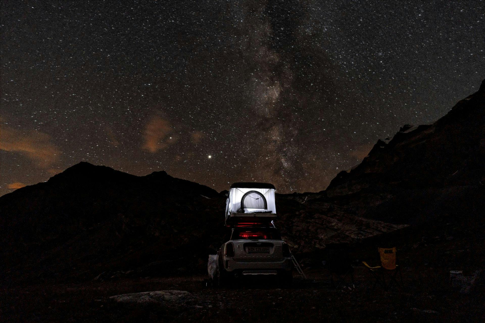 Voici maintenant le point culminant de la soirée. Et à ce stade, il convient de le dire: je n'ai jamais vu autant d'étoiles la nuit. A 2200 mètres d’altitude et dans ce coin reculé de la vallée, il n'y a pas de pollution lumineuse. Le ciel est d'un noir absolu et on peut voir toutes les étoiles. C'est si beau, on s'allonge et on oublie un instant le vent frais qui se lève. Il faut protéger l'obscurité. Je ne savais pas jusqu'à présent qu’un tel ciel étoilé existait.