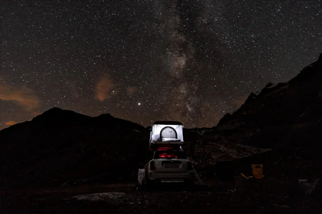 Nun kommt das Highlight des Abend. Und an dieser Stelle soll gesagt sein: Ich habe nachts noch nie so viele Sterne gesehen. Auf 2200 Metern und im hintersten Eck dieses Tals gibt es keine Lichtverschmutzung. Der Himmel ist pechschwarz und man kann jeden einzelnen Stern sehen. Es ist so wunderschön, wir legen uns und vergessen für einen Moment den aufkommenden kühlen Wind. Wir müssen die Dunkelheit schützen. Ich wusste bis jetzt nicht, dass es den Sternenhimmel so gibt.