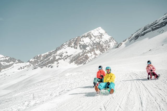 Les joies de la luge sur les hauteurs du village.