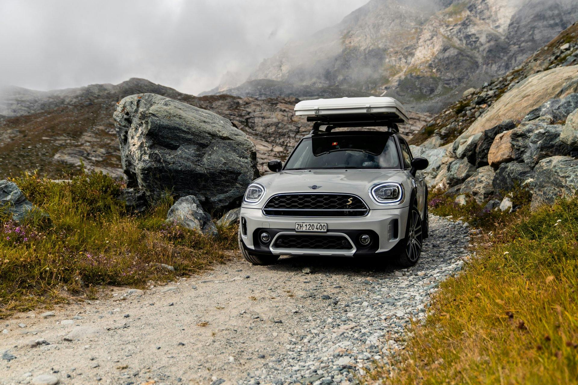 En conclusion: je peux recommander le voyage avec la MINI et sa tente de toit. J'aurais aimé être sur la route quelques jours de plus. C'était fantastique de camper dans un endroit aussi isolé où l'on n'aurait normalement pas le droit de passer la nuit. A part le bruit de quelques torrents, c'était inhabituellement calme. Il faut faire l'expérience de la nature et de la vie sauvage de cette manière. Je n'oublierai jamais la vue du ciel étoilé. Au contraire, je veux y retourner! Il y a des étoiles, des milliers, que l'on peut voir à l'œil nu.