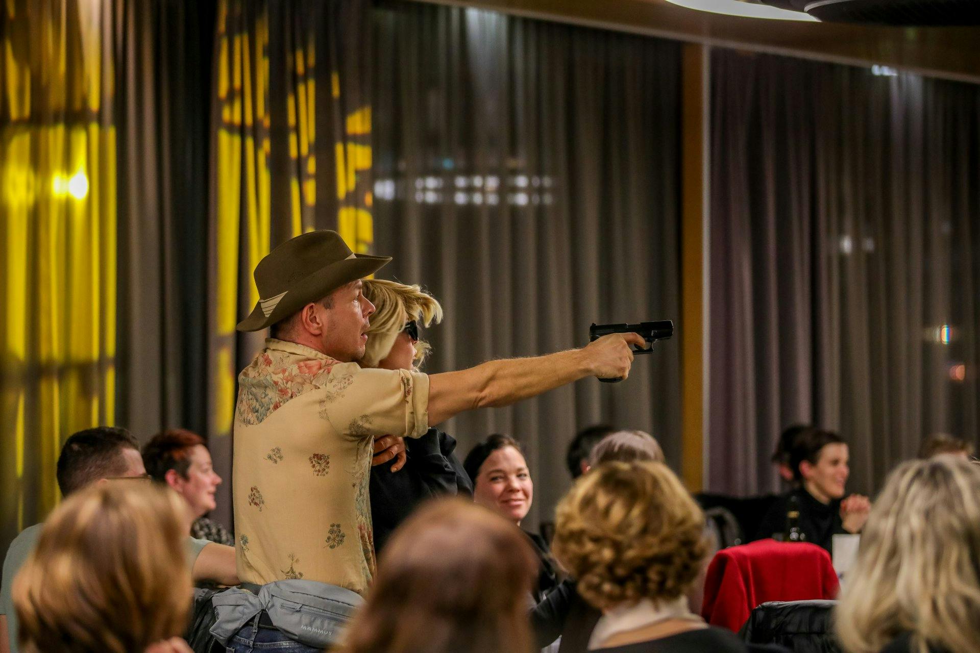 Jeder DinnerKrimi ist vollgepackt mit Spannung, Mord und Totschlag. Ein Krimi-Abend mit garantiert vielen Lachern.