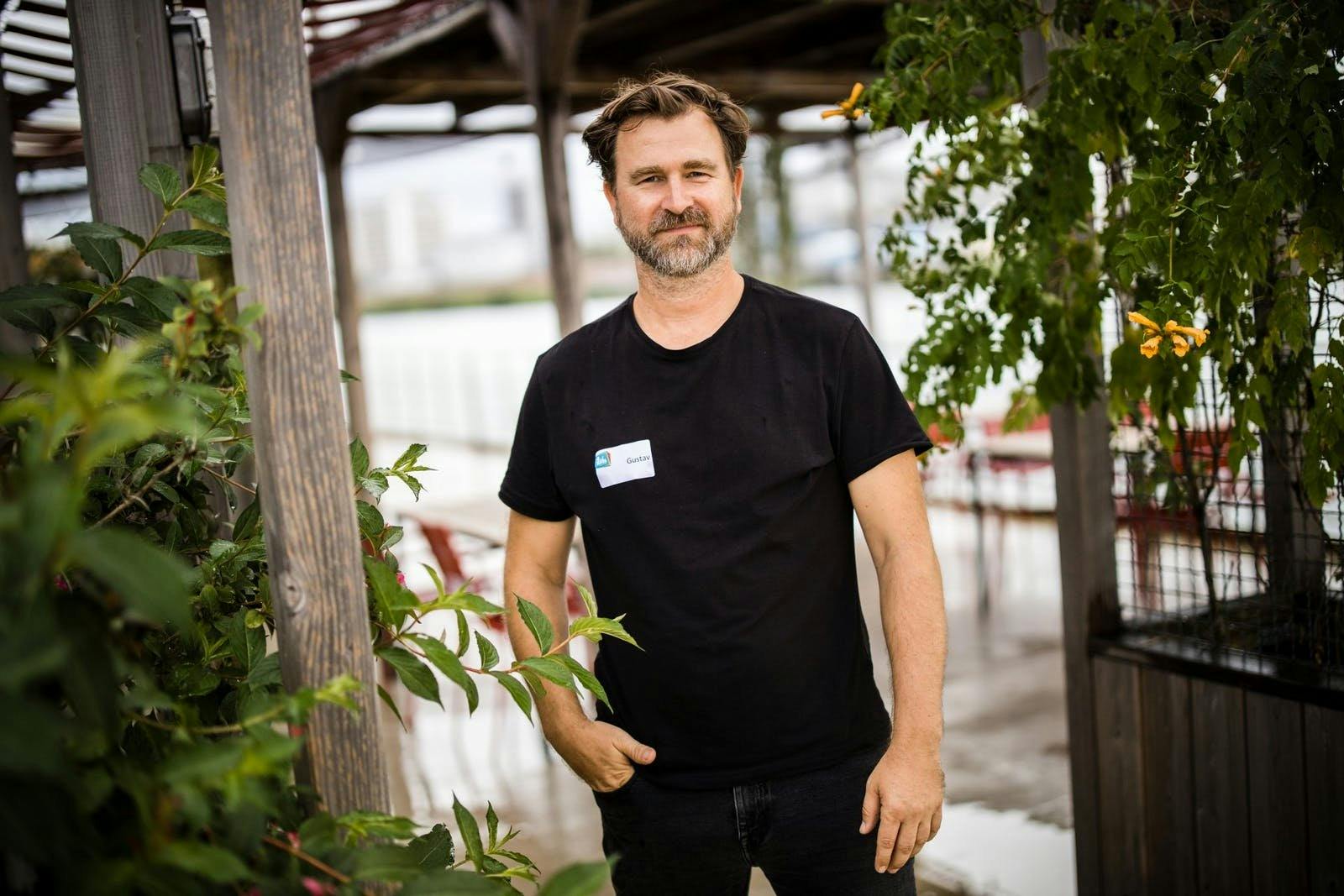 «Bligg est un vrai producteur de tubes, les choses doivent marcher, avec lui. Les tournages de l'après-midi sont toujours un peu un défi pour les enfa...