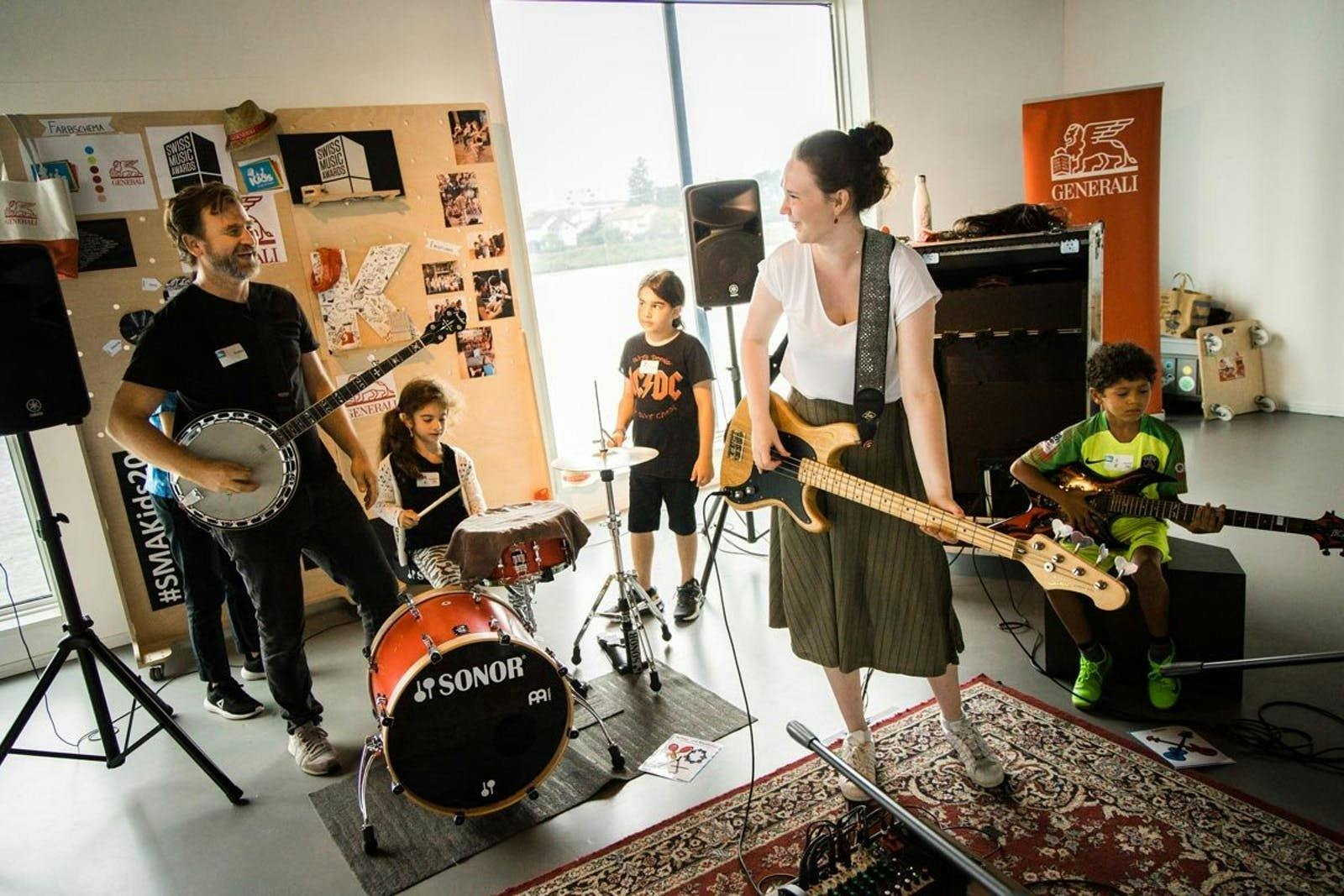 «C'est génial pour les enfants de travailler avec de jeunes musiciens. Les enfants sont moins timides avec eux.» - Gustav