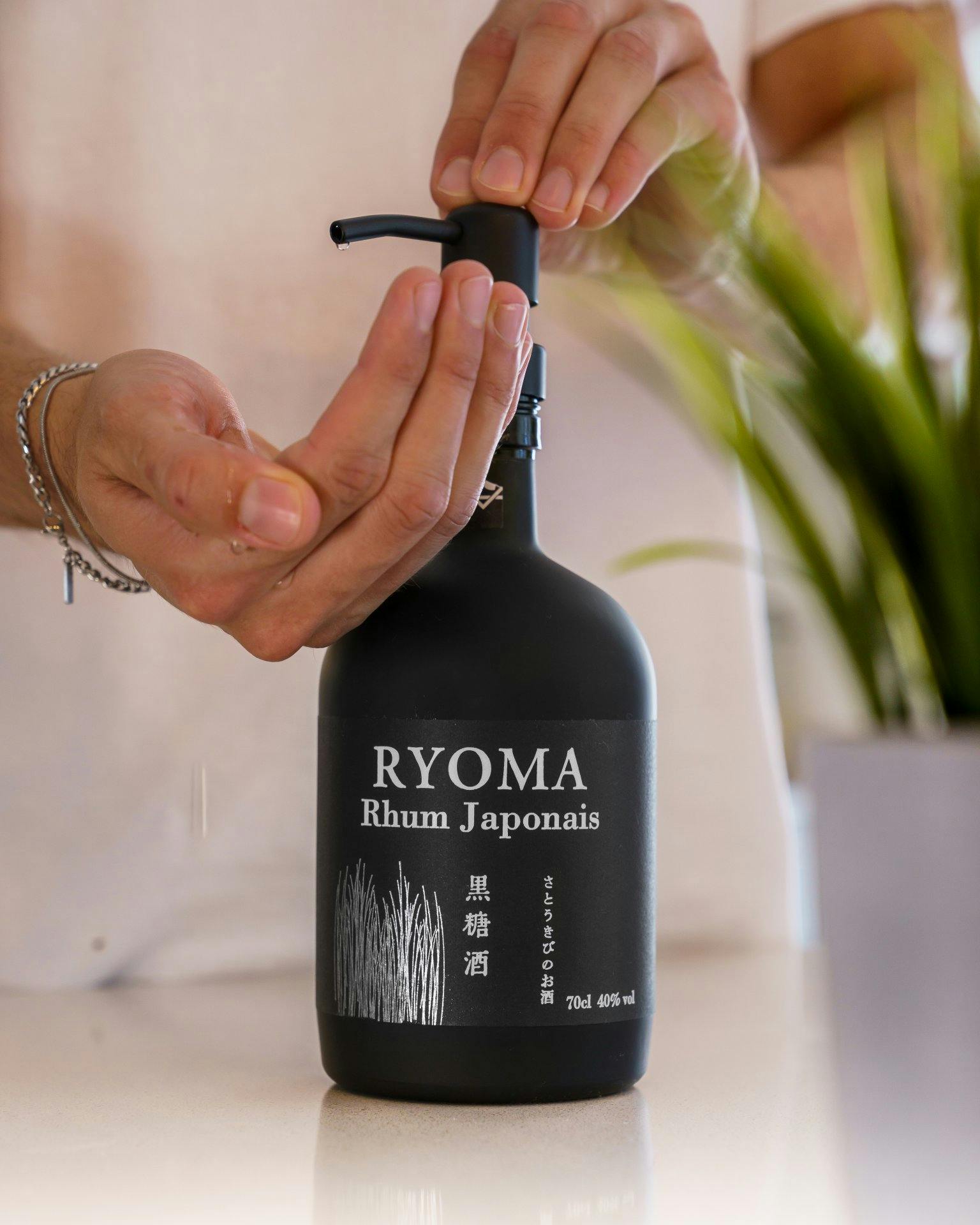 Altglas war gestern: Mach aus schönen Flaschen praktische Spender!