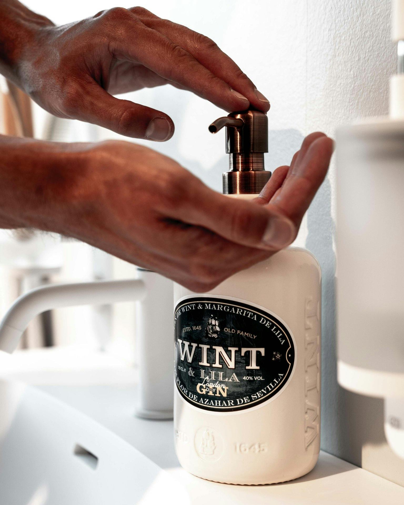 Im Handumdrehen machst du aus Altglas einen hübschen Seifenspender.