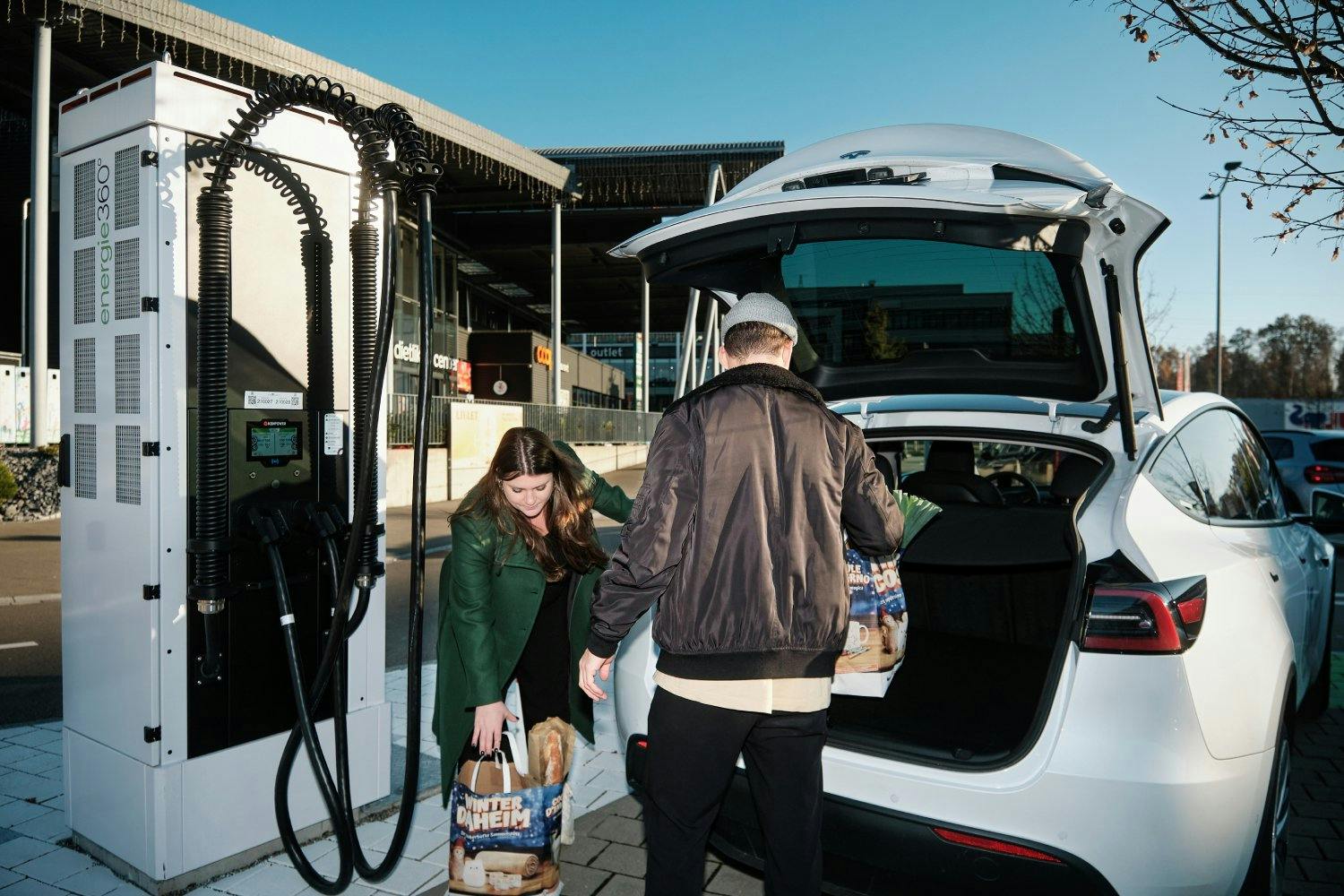 Einkaufen und währenddessen das E-Auto laden: bald wird es noch einfacher.