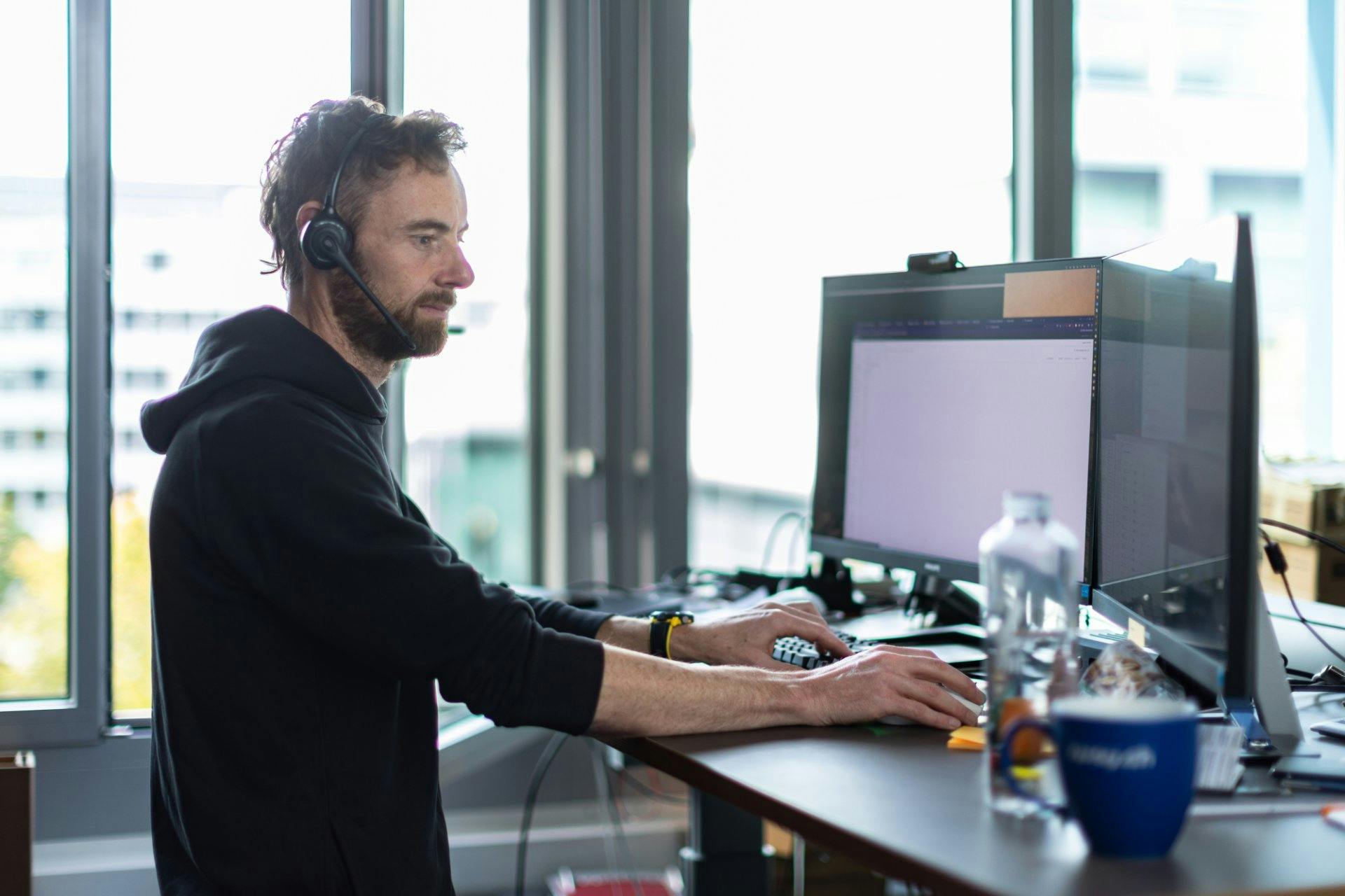 Wenn du mehrere Geräte mit dem WLAN verbunden hast, achte auf die optimale Platzierung des Routers.