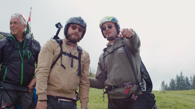 Baschi und Loco Escrito bei ihrem Gleitschirmflug. Baschi und Loco Escrito bei ihrem Gleitschirmflug.