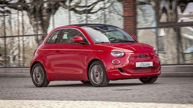 L'iconica Fiat rappresenta la gioia di vivere italiana in modo unico.