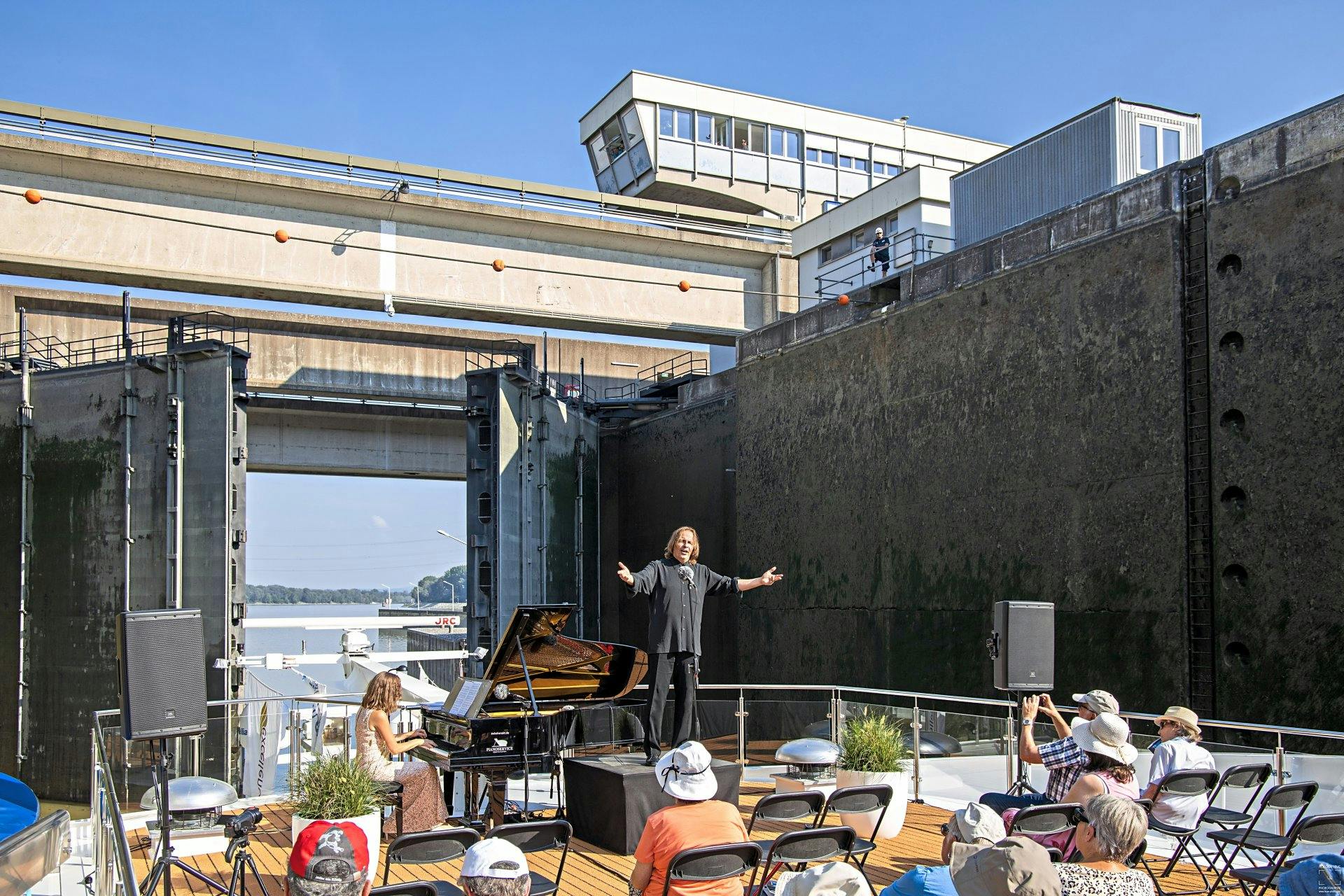 Für Musik sorgt das Schleusenkonzert an Bord.