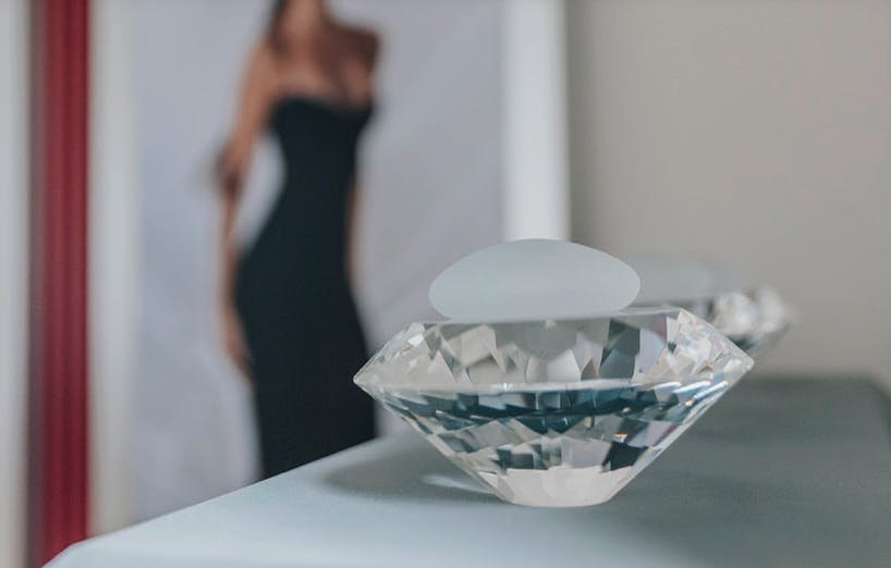 Das Implantat ist diamantförmig, aufgrund dieser Form hat eine Drehung des Implantats keine Auswirkung auf die Form der Brust.