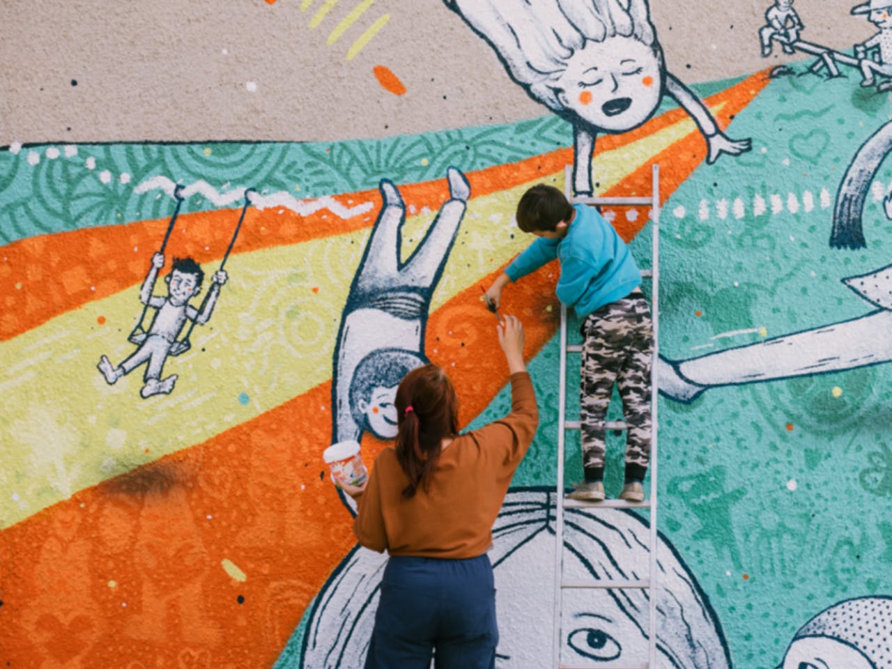 Die NGO Cup of Color gestaltet mit lokalen Gemeinschaften auf der ganzen Welt Wandgemälde, Hoffnung verbreiten.