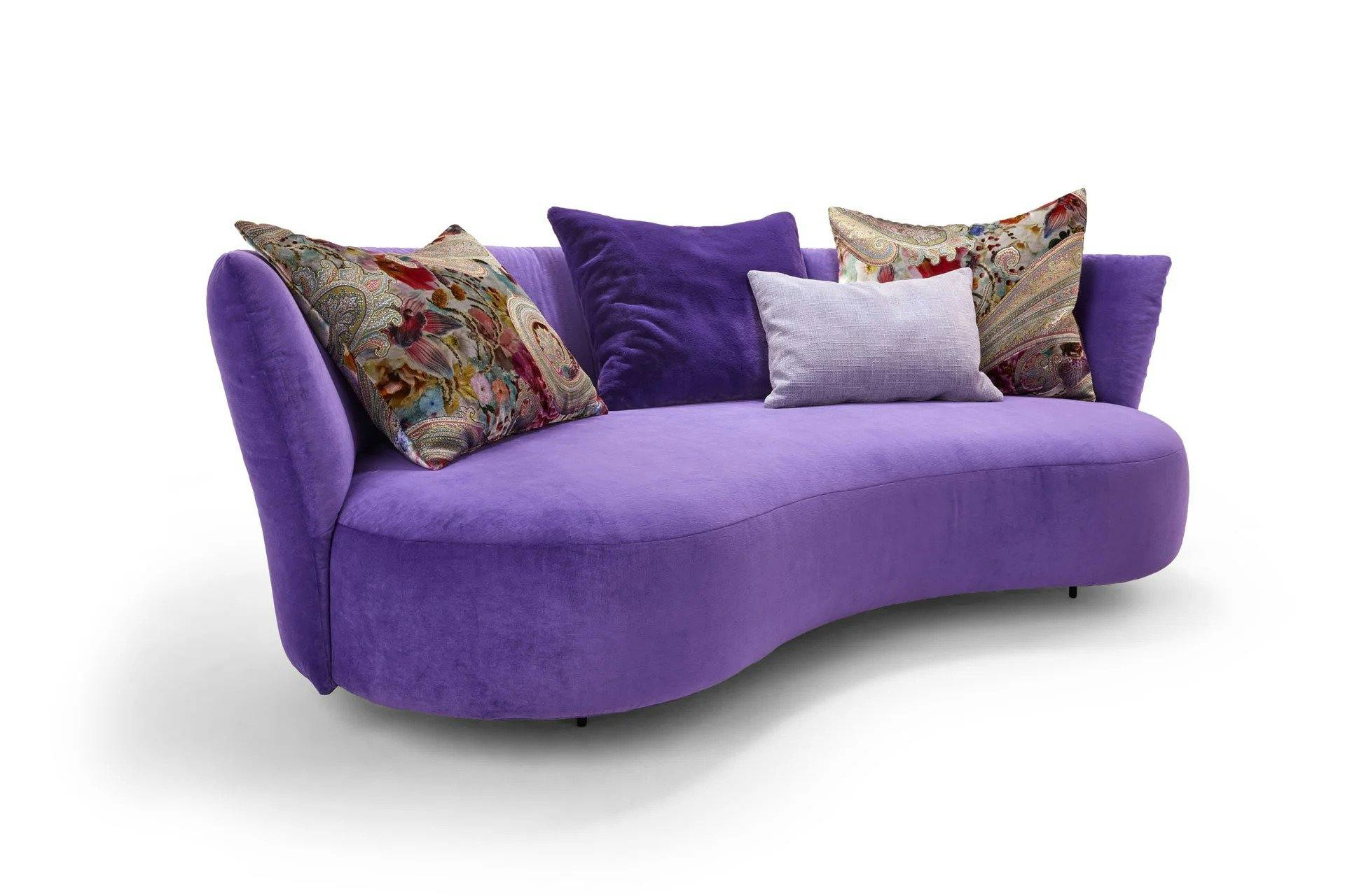 Kuschelkomfort garantiert: Das anmutig geschwungene Sitzmöbel Sofia wertet jeden Wohnraum auf.