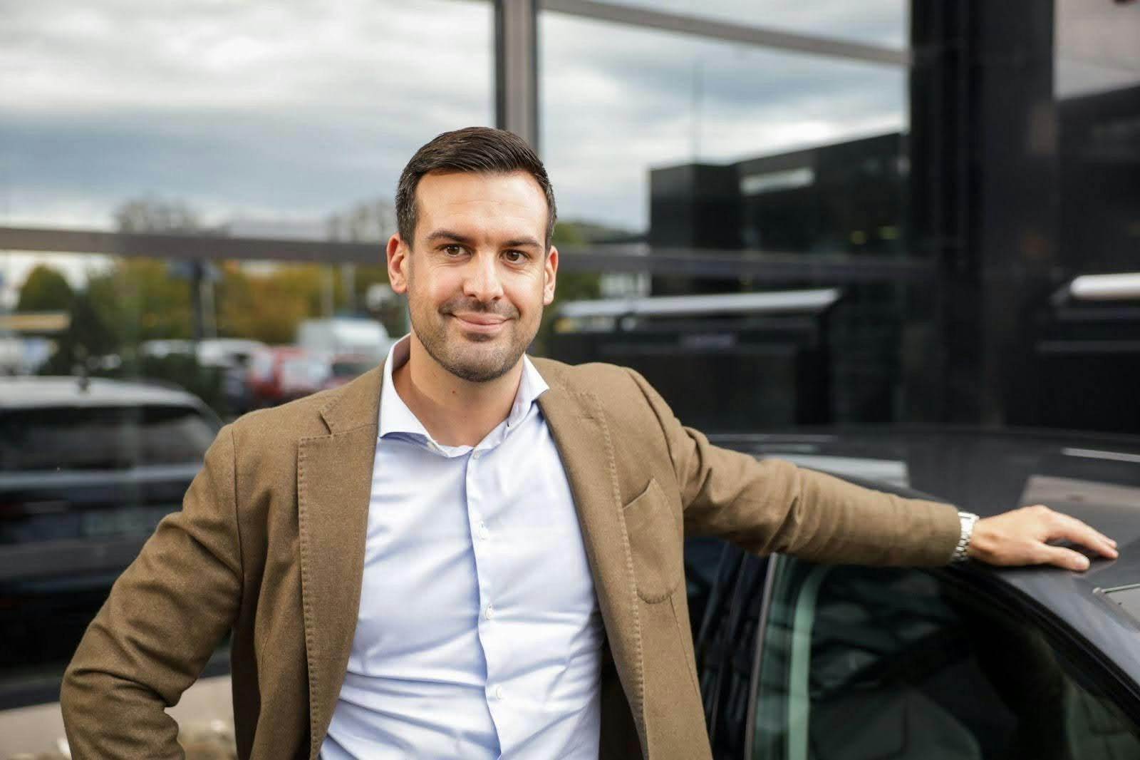 Firmenkunde Luca ist begeistert vom Auto-Abo. Er erklärt im Interview, dass die Umstellung von Leasing und Kauf auf das Abo längst überfällig war.