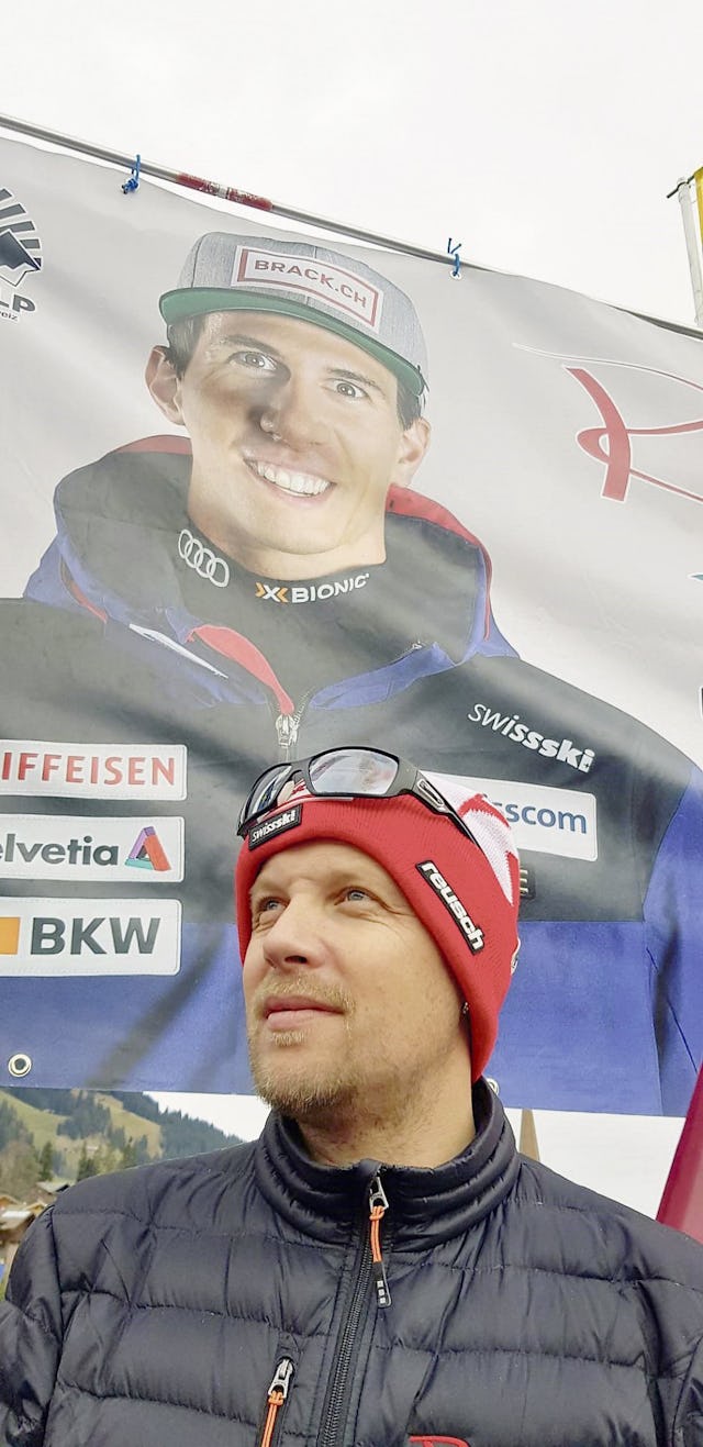 Chuenisbärgli 2023, kurz vor Rennstart, die Spannung steigt. Fanclub-Präsident Damian Werlen vor dem Abbild seines Idols.