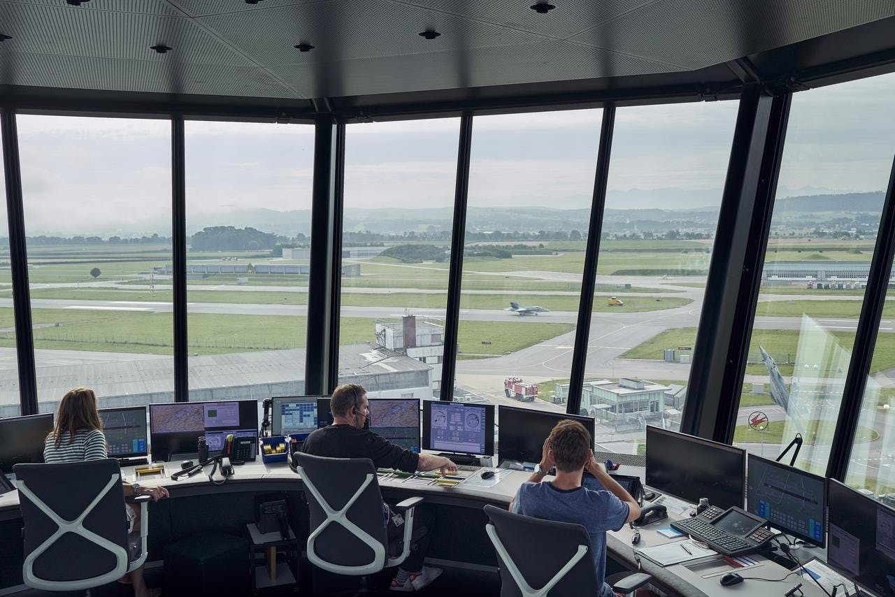 Les contrôleur·euse·s de la circulation aérienne guident les avions sur leur trajectoire et coordonnent l’ensemble du trafic aérien.