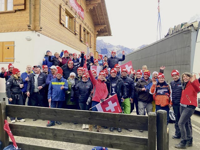 Ein Skistar zum Anfassen: Ramon Zenhäusern posiert in Adelboden im Kreis seiner treusten Fans.