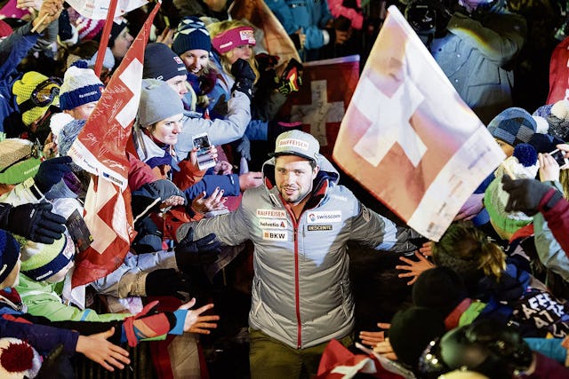 Ein Bad in der Menge: Beat Feuz wird 2019 in Wengen bei der Siegerehrung von seinen vielen Fans gefeiert. Ein Bad in der Menge: Beat Feuz wird 2019 in Wengen bei der Siegerehrung von seinen vielen Fans gefeiert.