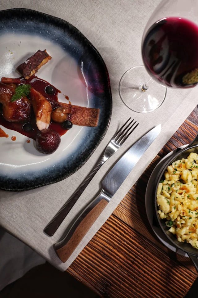 Perdreau de chasse en croûte d'airelles et ses knepfle.