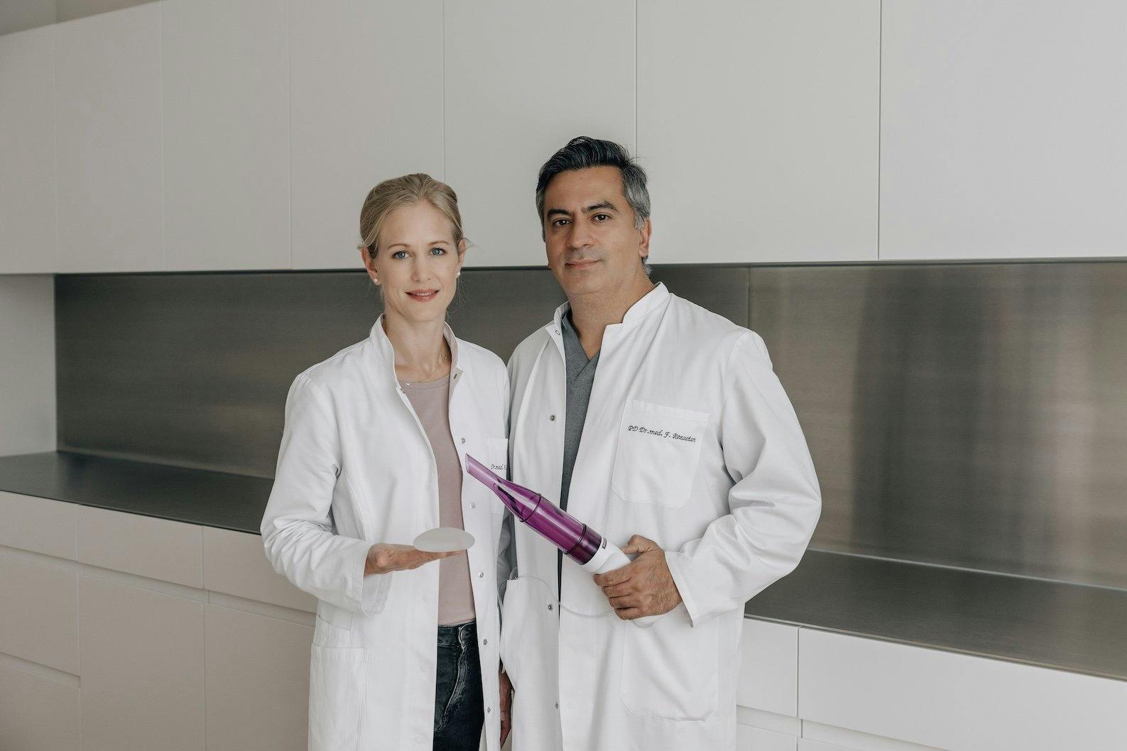 Trendsetter: Die Schweizer BRST Clinic bietet ein revolutionäres Verfahren zur Brustharmonisierung. Im Bild: Dr. med. Martina Schneider, Fachärztin FMH für Plastische Chirurgie und PD Dr. med. Farid Rezaeian, Facharzt FMH für Plastische Chirurgie bei BRST.