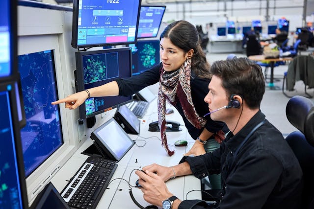 Sei appassionato/a di aviazione? Che ne diresti di una carriera nel controllo del traffico aereo?