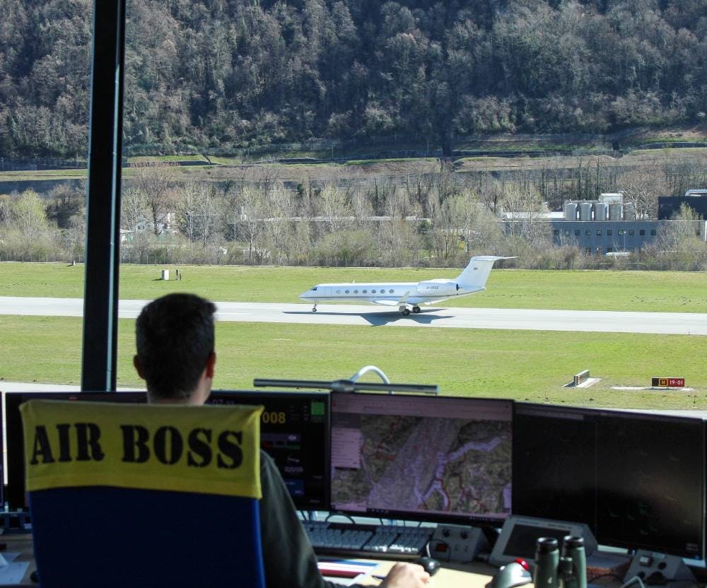 I controllori del traffico aereo guidano gli aerei sulle loro traiettorie di volo e coordinano tutto il traffico aereo.