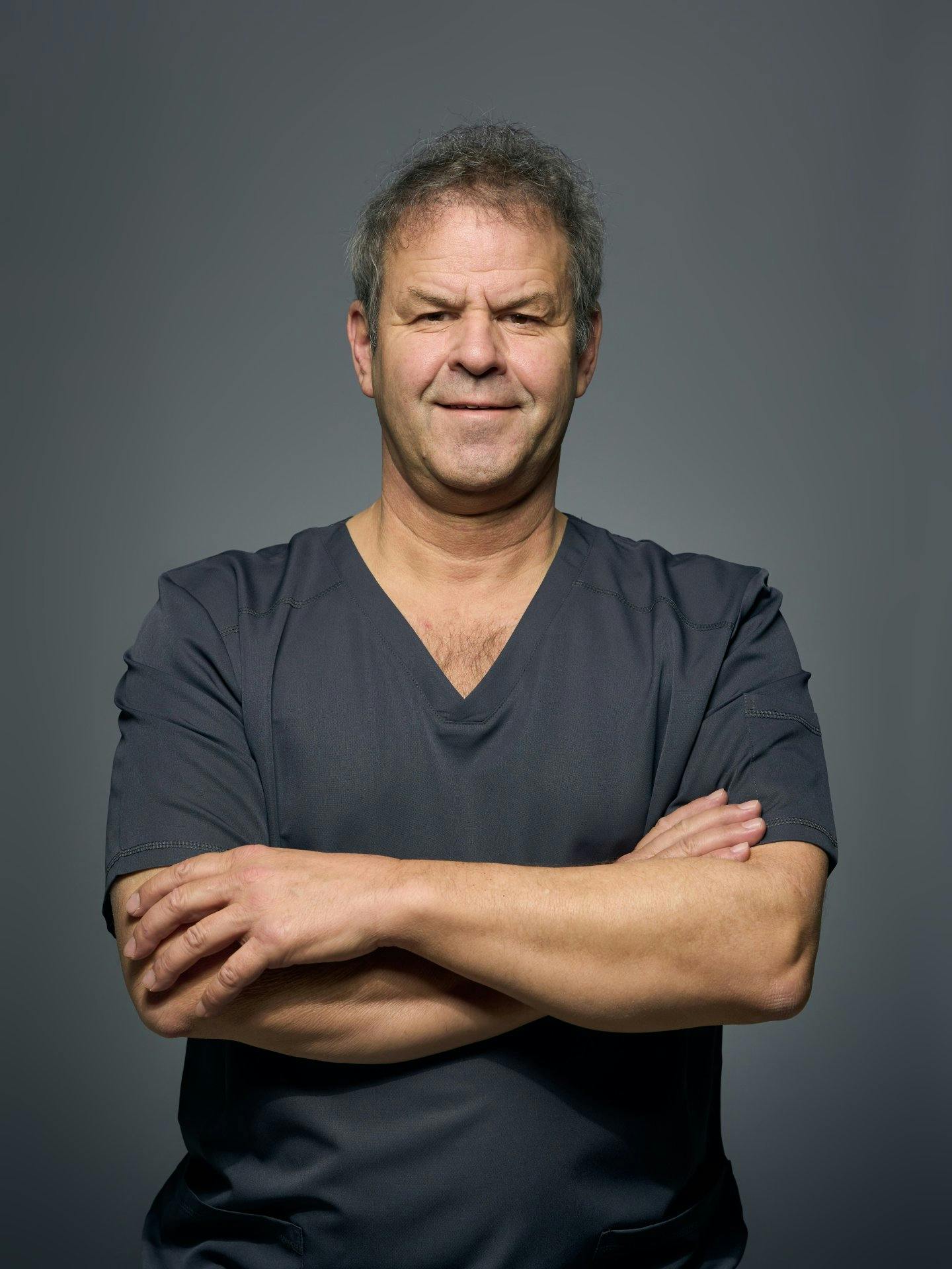 Alberto Sandon zählt zu den erfahrensten Spezialisten für Haartransplantationen in der Schweiz und führt die Hairlounge in der Skinmed Klinik in Lenzburg.