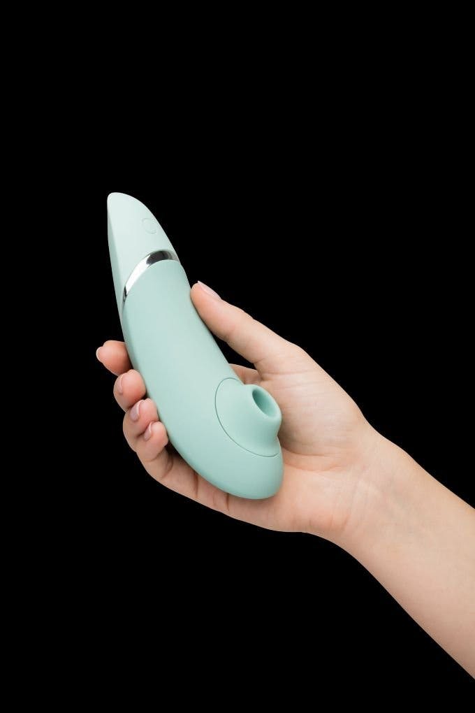 Il sex toy è ricoperto di silicone morbido e vellutato ed  è disponibile in tre colori alla moda.