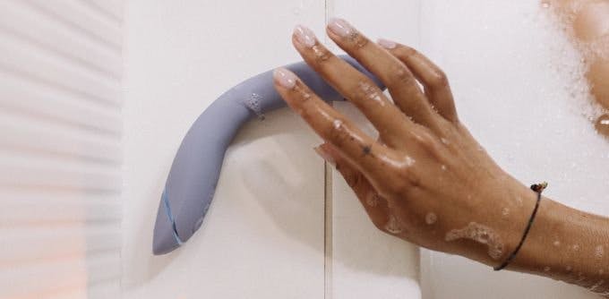 Il Womanizer OG è impermeabile al 100%. Godetevi quindi orgasmi paradisiaci anche nella vasca da bagno.