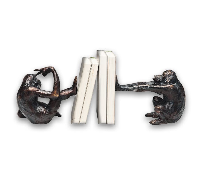 Gar nicht affig: Kare-Buchstützen, Fr. 74.95, microspot.ch.