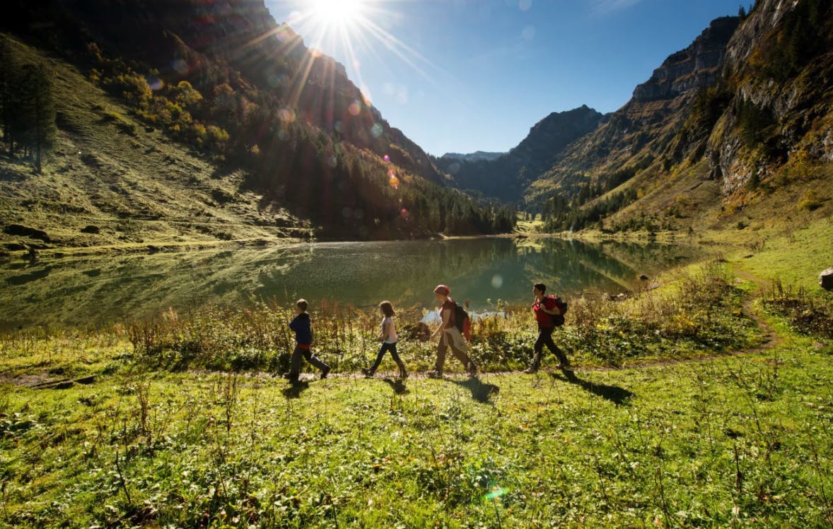 Hoch über dem Walensee bei der Talstation der Sesselbahn Filzbach - Habergschwänd werden die Wanderschuhe geschnürt, um den herrlichen Weg in Angriff zu nehmen. Bei der Talalp lohnt sich ein Abstecher zum Talalpsee, welcher 1100 m.ü.M., fernab von jeglichem Rummel in einer wildromantischen Berglandschaft liegt. Direkt neben dem See liegt das urchige Bergrestaurant Talalpsee, das für das leibliche Wohl sorgt. Die letzte Etappe führt hoch zur Bergstation Habergschwänd. Im Berggasthaus Habergschwänd kann man sich ein letztes Mal stärken, bevor es anschliessend mit dem Sessellift oder mit dem Trottinett hinab ins Tal zurück nach Filzbach geht.