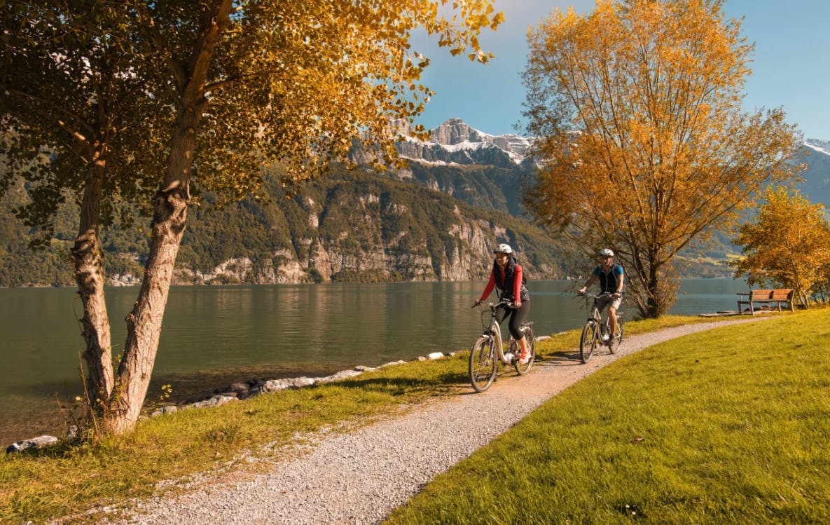 Von Gang zu Gang radeln: Das verspricht die E-Biketour entlang des Walensees. In Unterterzen wird das E-Bike gemietet und schon geht’s dem Strandweg entlang via Murg – dem Edelkastanienmekka – bis zur Vorspeise im Seerestaurant in Mühlehorn.

Nächstes Highlight ist die Sicht auf die Seerenbachfälle, die zu den höchsten der Schweiz zählen. In Weesen angekommen, gibt es in der Brasserie du Lac den Hauptgang. Die letzten Kilometer führen nach Beetlis, wo es via Schiff zurück nach Unterterzen und zum Dessert im Marina Walensee geht.